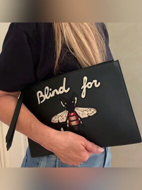 GUCCI Authentic Black Leather Embroidered Bee Zip Clutch - Blind for Love 🐝 💗